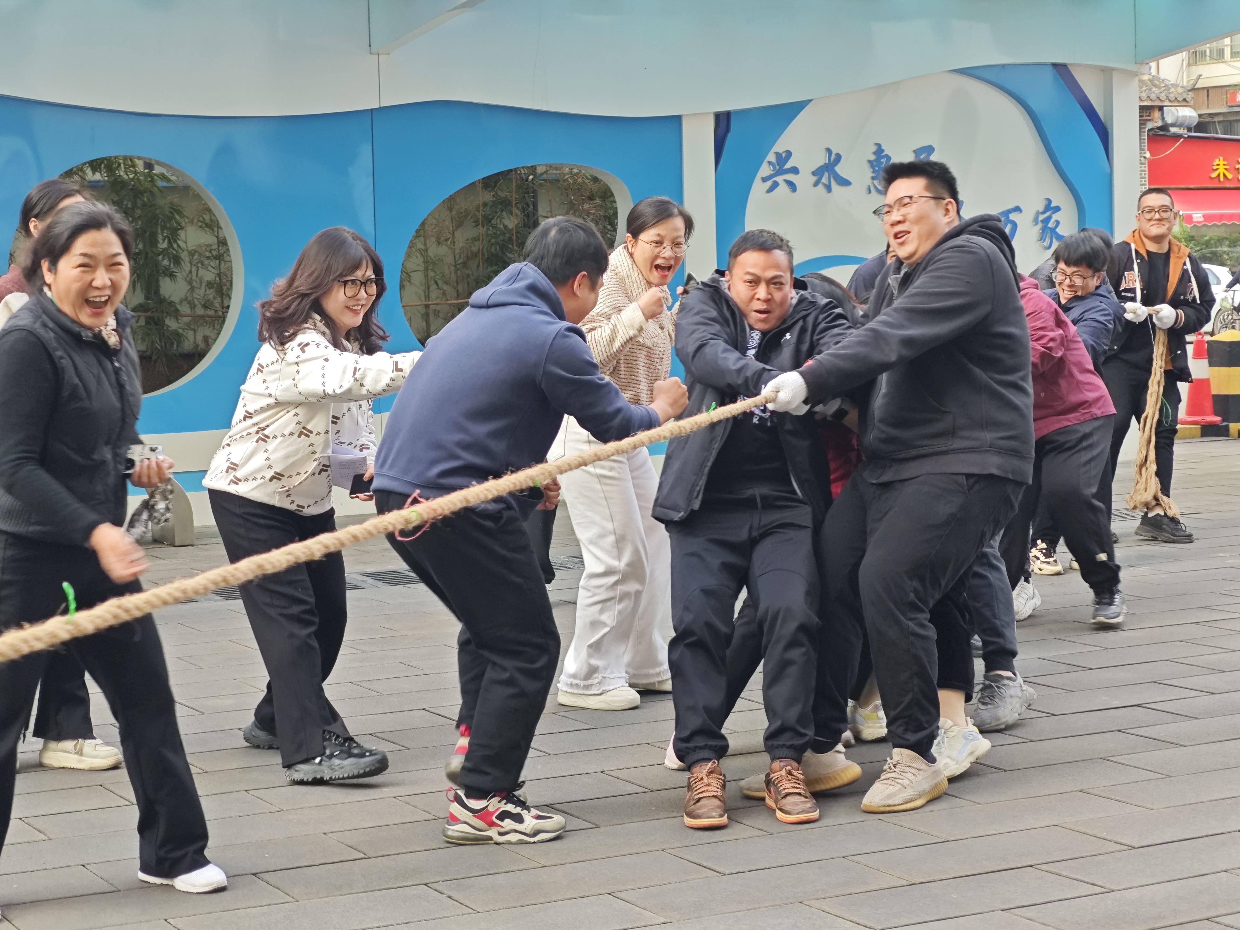 當(dāng)民族團(tuán)結(jié)遇上趣味運(yùn)動，看“石榴花”綻放